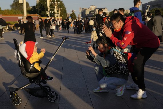 중국 시민들이 15일 베이징 톈안먼 광장에서 나들이를 즐기고 있다. AP뉴시스