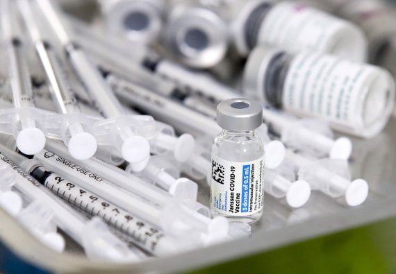 미국 전문가들이 신종 코로나바이러스 감염증(코로나19) 얀센 백신 접종자 대상 추가접종(부스터샷)을 촉구하고 나섰다. 뉴시스