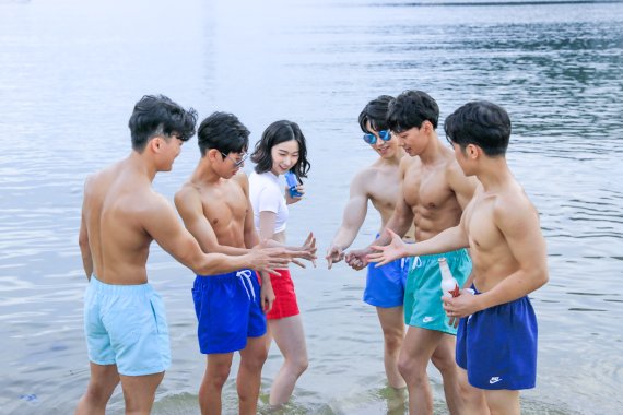 [서울=뉴시스]정유선기자=고려대학교 동아리연합회 산하 기구 '2021 고대 자선달력 제작회'가 발행한 2022년도 달력 중 한 장면. 2021. 10. 16. (사진=제작회 제공) *재판매 및 DB 금지