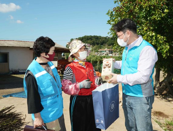 파리바게뜨 강화길상점 박경원 가맹점주(오른쪽 첫번째)가 강화군 사회공헌단체 관계자와 함께 독거노인 가정을 방문해 '풍기인삼 행복상생' 제품을 전달하고 있다.