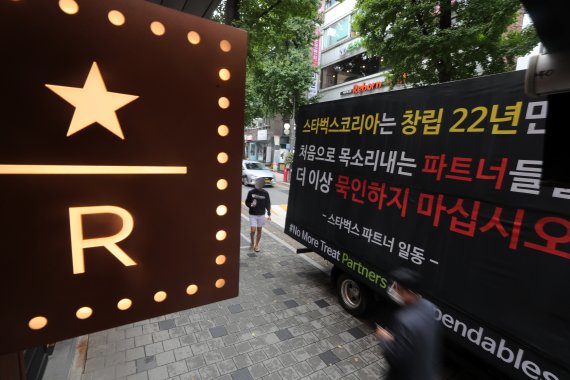 스타벅스, 바리스타 임금 올리고 1600명 신규 채용