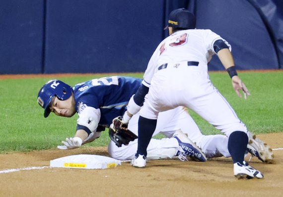 지난 15일 오후 서울 잠실야구장에서 열린 '2021 신한은행 SOL KBO리그' 두산 베어스와 NC 다이노스의 경기. 2021.10.15/뉴스1 © News1 조태형 기자