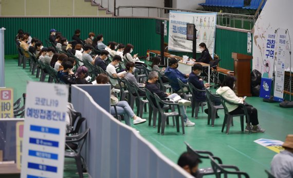 지난 13일 오전 대구 북구 예방접종센터에서 백신 접종을 마친 시민들이 이상반응 모니터링을 하고 있다.뉴시스 제공.