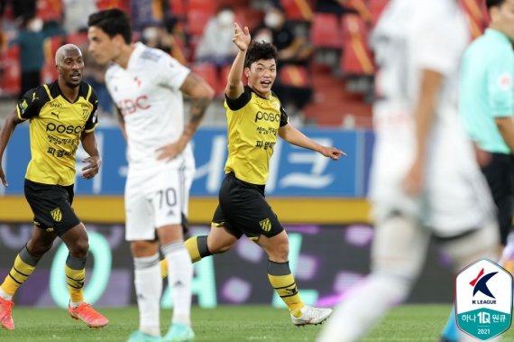 전남 드래곤즈는 17일 K리그2 부산 아이파크전에서 2-0으로 승리하며 준플레이오프 진출을 확정했다.(한국프로축구연맹 제공) © 뉴스1