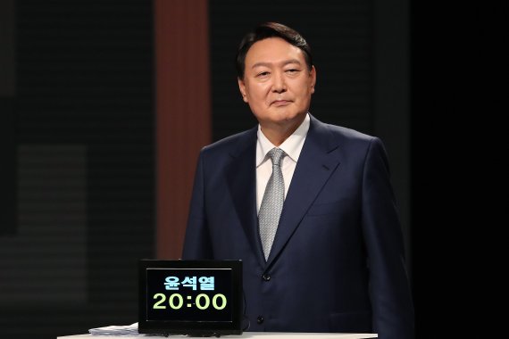 윤석열 국민의힘 대선 경선 후보가 15일 오후 서울 마포구 상암 MBC에서 국민의힘 대선 경선후보 일대일 맞수토론을 준비하고 있다. 2021.10.15/뉴스1 © News1 국회사진취재단