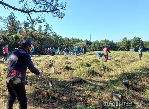 한국마사회 제주본부, 무연고 묘소 벌초 봉사활동