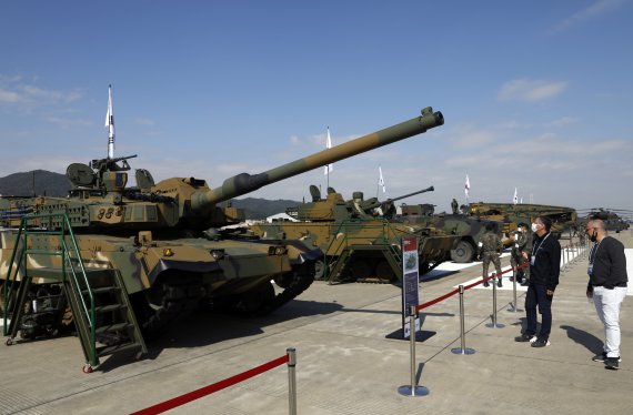 18일 서울공항에서 열린 '서울 국제 항공우주 및 방위산업 전시회 2021' 프레스데이에서 참가자들이 K2전차 등을 살펴보고 있다. 사진=뉴시스