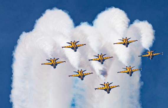 18일 오전 경기도 성남시 서울공항에서 열린 서울 국제항공우주 및 방위산업전시회 2021(서울 ADEX)에서 공군 특수 비행팀 블랙이글스 편대가 에어쇼를 선보이고 있다. 사진=뉴스1