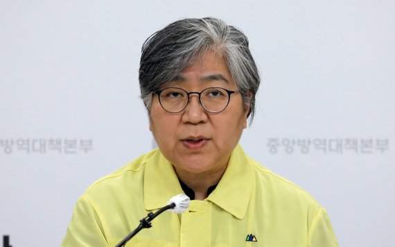 정은경 질병관리청장이 18일 충북 청주시 오송읍 질병청 브리핑실에서 코로나19 방역대책본부 브리핑을 하고 있다.뉴스1 제공.