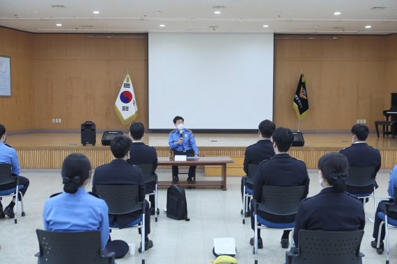 ▲ 박형민 부산해양경찰서장이 신임 해양경찰관 대상 교육을 실시하고 있다