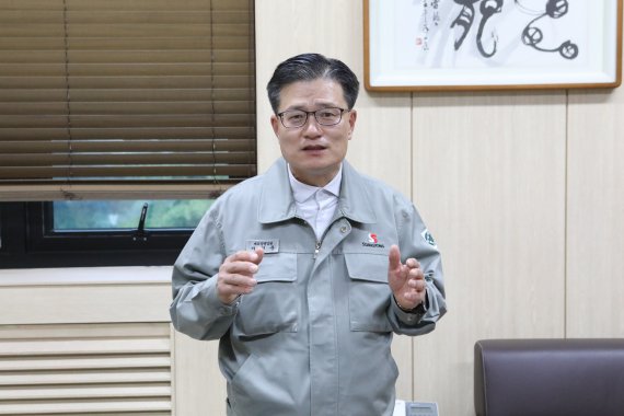 지난 15일 쌍용C&E 동해공장에서 이현준 쌍용C&E 대표가 탄소중립 투자에 대해 설명하고 있다. 사진=강재웅 기자