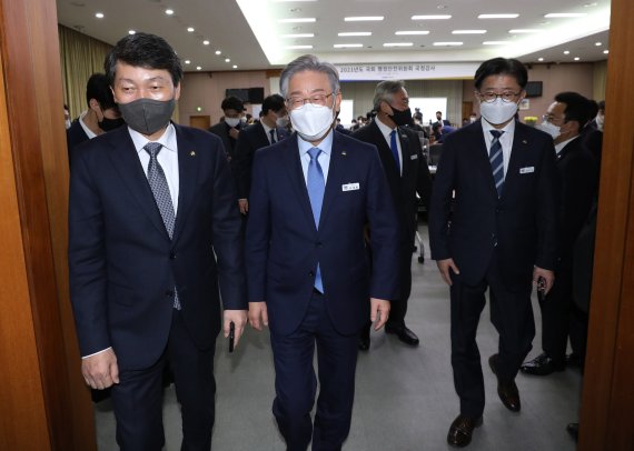 더불어민주당 대선 후보인 이재명 경기지사가 18일 오후 경기도 수원시 팔달구 경기도청에서 열린 국회 행정안전위원회의 경기도에 대한 국정감사를 마치고 국감장을 나오고 있다. 사진=뉴스1화상