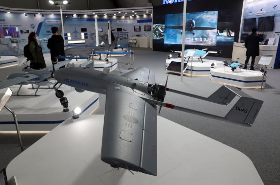18일 서울공항에서 열린 '서울 국제 항공우주 및 방위산업 전시회 2021' 프레스데이에서 전시 관계자 및 취재진이 항공기, 무기체계 등 각종 전시를 살펴보고 있다. 사진=뉴시스