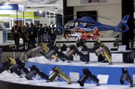 18일 서울공항에서 열린 '서울 국제 항공우주 및 방위산업 전시회 2021' 프레스데이에서 전시 관계자 및 취재진이 항공기, 무기체계 등 각종 전시를 살펴보고 있다. 사진=뉴시스