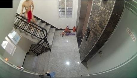 어제 18일 오후 5시40분쯤 한 남성이 알몸 상태로 빌라 계단을 오르락내리락하며 음란행위를 하는 모습이 CCTV에 포착됐다. /사진=보배드림
