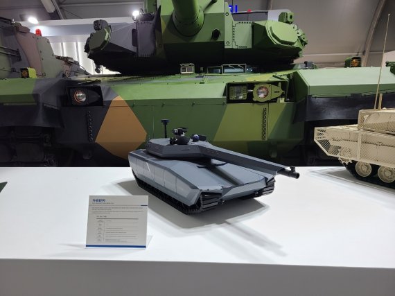 서울 ADEX 2021' 홍보전시관에 전시된 현대로템 '차세대 전차' 모형. 사진=뉴스1