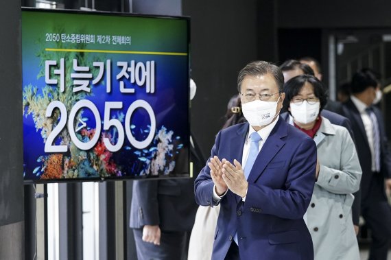 문재인 대통령이 18일 서울 용산구 노들섬다목적홀에서 열린 2050 탄소중립위원회 제2차 전체회의에 참석하고 있다. /사진=뉴스1