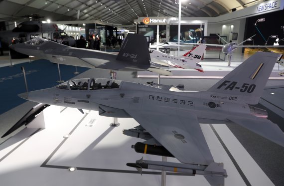18일 서울공항에서 열린 '서울 국제 항공우주 및 방위산업 전시회 2021' 프레스데이에서 전시 관계자 및 취재진이 항공기, 무기체계 등 각종 전시를 살펴보고 있다. 사진=뉴시스