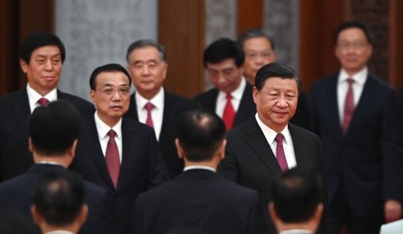 지난달 시진핑 중국 국가주석(앞줄 정면 오른쪽)이 리커창 총리 등 상무위원들과 함께 베이징 인민대회당으로 들어서고 있다. AFP통신