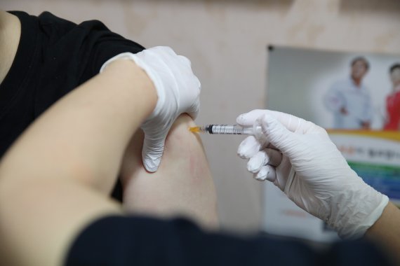 서울 종로구의 한 의원에서 시민이 코로나19 백신 접종을 받고 있다. 뉴스1 제공
