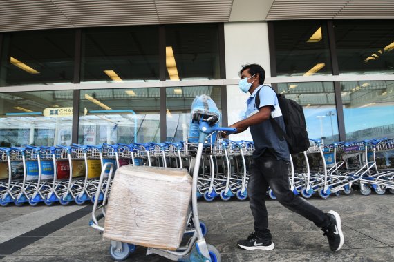 지난 8월19일 싱가포르 창이 공항 출국장에서 한 여행객이 짐을 끌고 나오고 있다.신화뉴시스