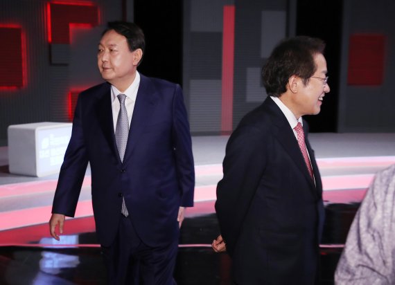 윤석열(왼쪽)·홍준표 국민의힘 대선 경선 후보 2021.10.15/뉴스1 © News1 국회사진취재단 /사진=뉴스1