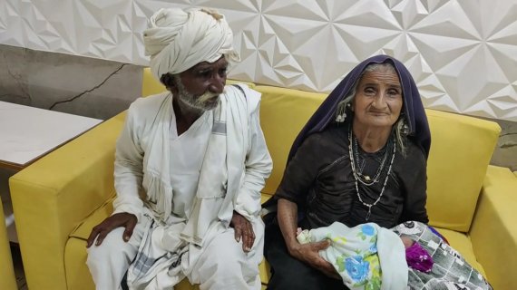 인도의 지분벤 라바리(70·여), 몰드하리(75·남) 부부가 결혼 45년 만에 첫 아이를 품에 안았다. (잼프레스 갈무리) © 뉴스1