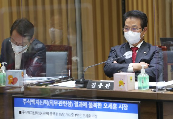 김용판 국민의힘 의원이 19일 서울 중구 서울시청에서 열린 행정안전위원회의 서울시 국정감사에 참석해 있다. 사진=뉴시스