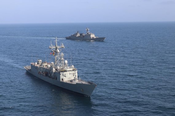 대한민국 충무공이순신함(오른쪽)과 EU 해군의 빅토리아함이 2021년 10월 18일 아덴만과 아라비아해를 통과하는 국제권고통항로에서 열린 한-EU-오만 연합해상훈련에 참가해있다. 사진=국방부 제공