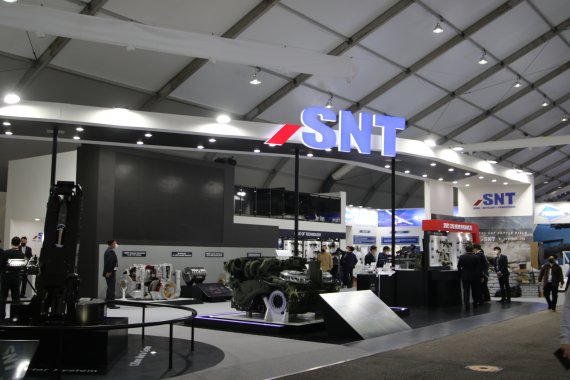 SNT그룹 주력 방산업체인 SNT모티브와 SNT중공업이 오는 23일까지 경기 성남 서울공항에서 열리는 '서울 국제 항공우주 및 방위산업 전시회'에 신형 화기를 선보이고 있다. SNT그룹 제공
