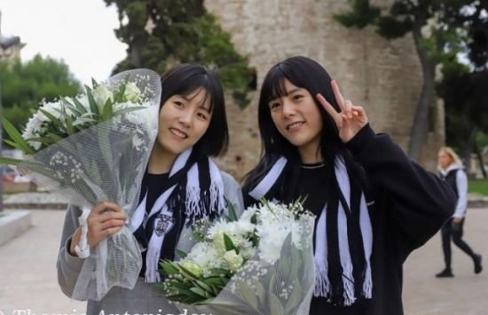배구선수 이재영·이다영 쌍둥이 자매가 그리스 테살로니키에 도착한 뒤 기념사진을 찍고 있다. /사진=PAOK구단 인스타그램 /사진=fnDB