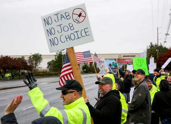 미국 항공기 제작업체 보잉의 워싱턴주 에버렛 생산공장 앞에서 15일(현지시간) 회사의 코로나19 백신 접종 의무화에 반대하는 직원들이 시위하고 있다. 로이터뉴스1