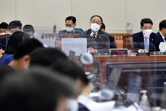 [서울=뉴시스] 전신 기자 = 홍남기 경제부총리가 6일 서울 여의도 국회에서 열린 기획재정위원회의 기획재정부(조세정책) 국정감사에서 의원 질의에 답변하고 있다. (공동취재사진) 2021.10.06. photo@newsis.com