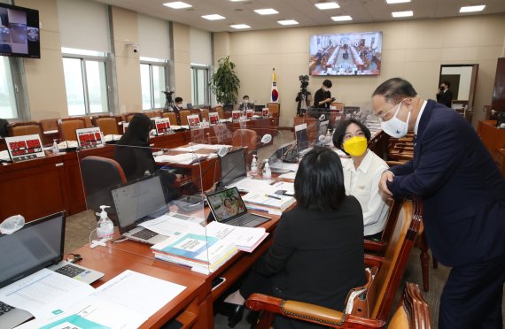 [서울=뉴시스] 전신 기자 = 서울 여의도 국회에서 기획재정위원회의 기획재정부 국정감사. (공동취재사진) 2021.10.05. photo@newsis.com