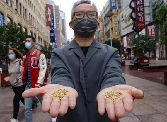 '황금 쌀' 버리기 퍼포먼스를 벌인 중국의 행위예술가 양예신의 모습=신화왕 갈무리