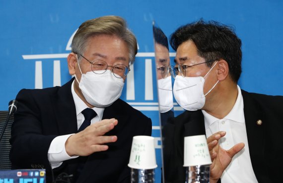 더불어민주당 대선 후보인 이재명 경기도지사(왼쪽)와 박찬대 의원./뉴스1 © News1 오대일 기자
