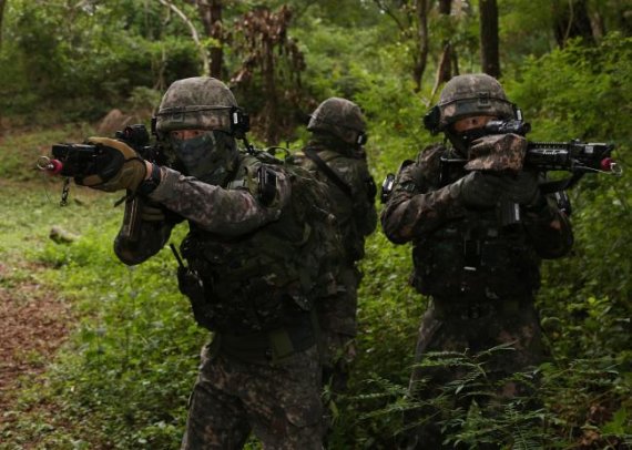 [서울=뉴시스] 육군2군단 특공연대 장병들이 지난 8월27일 새롭게 도입한 마일즈(MILES) 장비를 착용하고 탐색 격멸 훈련을 하고 있다. 2021.08.30. (사진=박준형 주무관 제공) *재판매 및 DB 금지