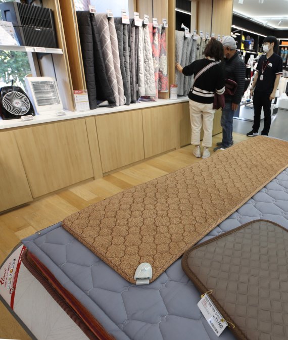 [서울=뉴시스] 조수정 기자 = 갑작스런 한파가 찾아온 17일 서울 송파구 롯데하이마트 잠실 메가스토어에서 소비자들이 전기요와 히터, 가습기 등 겨울 가전제품을 구매하고 있다. 2021.10.17. chocrystal@newsis.com