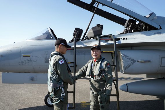 문재인 대통령이 20일 경기도 성남시 서울공항에서 열린 2021 서울 국제 항공우주 및 방위산업 전시회(ADEX) 개막 기념행사에 국산 경공격기 FA-50을 타고 도착하고 있다. 2021.10.20/뉴스1 © News1 이광호 기자