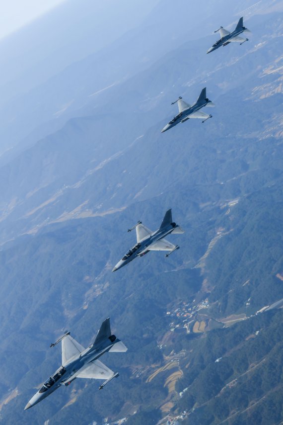 문재인 대통령이 20일 경기도 성남시 서울공항에서 열린 2021 서울 국제 항공우주 및 방위산업 전시회(ADEX) 개막 기념행사에 참석하기 앞서 국산 경공격기 FA-50에 탑승해 영공을 비행하고 있다. 문 대통령이 탑승한 FA-50은 수원 공군기지를 출발해 천안 독립기념관과 서울 현충원, 용산 전쟁기념관 상공을 비행해 서울공항에 도착했다.(국방부 제공) 2021.10.20/뉴스1