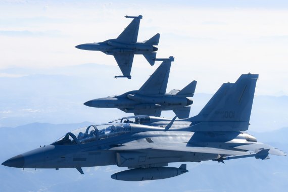 문재인 대통령이 20일 경기도 성남시 서울공항에서 열린 2021 서울 국제 항공우주 및 방위산업 전시회(ADEX) 개막 기념행사에 참석하기 앞서 국산 경공격기 FA-50에 탑승해 영공을 비행하고 있다. 문 대통령이 탑승한 FA-50은 수원 공군기지를 출발해 천안 독립기념관과 서울 현충원, 용산 전쟁기념관 상공을 비행해 서울공항에 도착했다.(국방부 제공) 2021.10.20/뉴스1