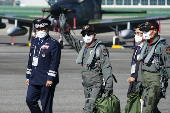 문재인 대통령이 20일 경기도 성남시 서울공항에서 열린 2021 서울 국제 항공우주 및 방위산업 전시회(ADEX) 개막 기념행사에 국산 경공격기 FA-50을 타고 도착해 행사장으로 이동하고 있다. 문 대통령이 탑승한 FA50은 수원 공군기지를 출발해 천안 독립기념관과 서울 현충원, 용산 전쟁기념관 상공을 비행해 서울공항에 도착했다. 2021.10.20/뉴스1 © News1 이광호 기자