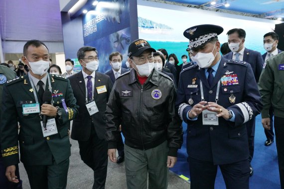 문재인 대통령이 20일 경기도 성남시 서울공항에서 열린 2021 서울 국제 항공우주 및 방위산업 전시회(ADEX)에서 박인호 공군참모총장의 안내를 받으며 전시장을 관람하고 있다.2021.10.20/뉴스1 © News1 이광호 기자