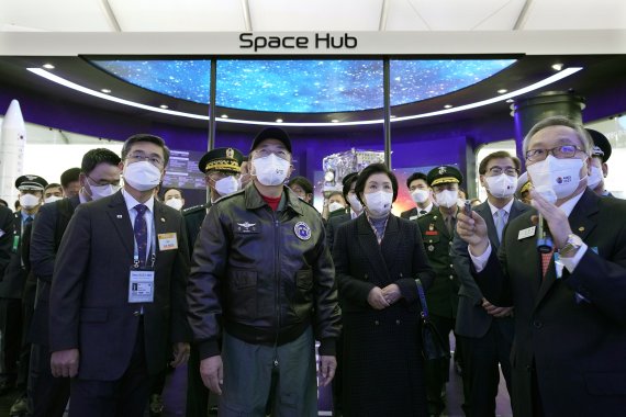 문재인 대통령이 20일 경기도 성남시 서울공항에서 열린 2021 서울 국제 항공우주 및 방위산업 전시회(ADEX)에서 신현우 한화 에어로스페이스 대표의 안내를 받으며 한화 전시장을 관람하고 있다.2021.10.20/뉴스1 © News1 이광호 기자