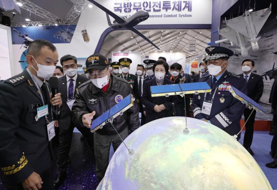 문재인 대통령이 20일 경기도 성남시 서울공항에서 열린 2021 서울 국제 항공우주 및 방위산업 전시회(ADEX)에서 합동참모본부 이임수 대령의 안내를 받으며 국방부 전시장을 관람하고 있다.2021.10.20/뉴스1 © News1 이광호 기자