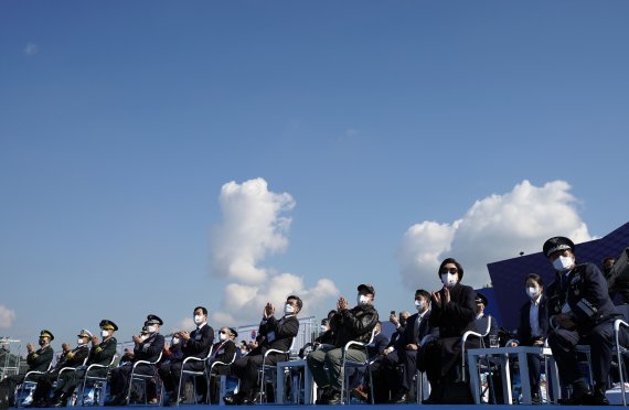 문재인 대통령과 김정숙 여사가 20일 경기도 성남시 서울공항에서 열린 2021 서울 국제 항공우주 및 방위산업 전시회(ADEX) 개막 기념행사에 참석해 공군 특수비행팀 블랙이글스의 국산 고등훈련기 T-50편대의 축하비행을 보며 박수치고 있다. 2021.10.20/뉴스1 © News1 이광호 기자