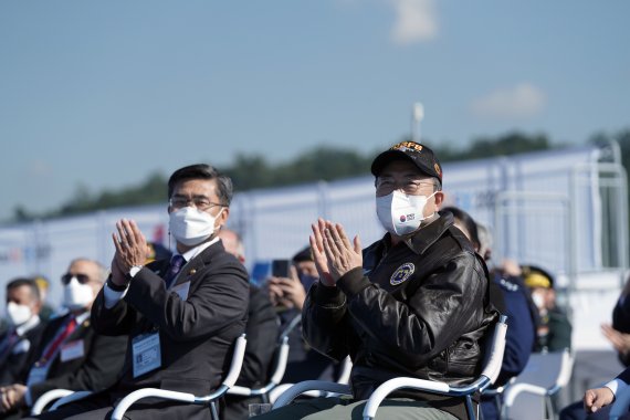 문재인 대통령이 20일 경기도 성남시 서울공항에서 열린 2021 서울 국제 항공우주 및 방위산업 전시회(ADEX) 개막 기념행사에 참석해 공군 특수비행팀 블랙이글스의 국산 고등훈련기 T-50편대의 축하비행을 보며 박수치고 있다. 2021.10.20/뉴스1 © News1 이광호 기자
