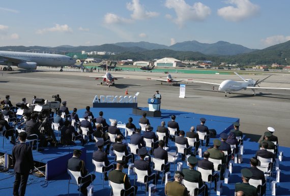 문재인 대통령이 20일 경기도 성남시 서울공항에서 열린 2021 서울 국제 항공우주 및 방위산업 전시회(ADEX) 개막 기념행사에 참석해 기념사를 하고 있다. 2021.10.20/뉴스1 © News1 이광호 기자