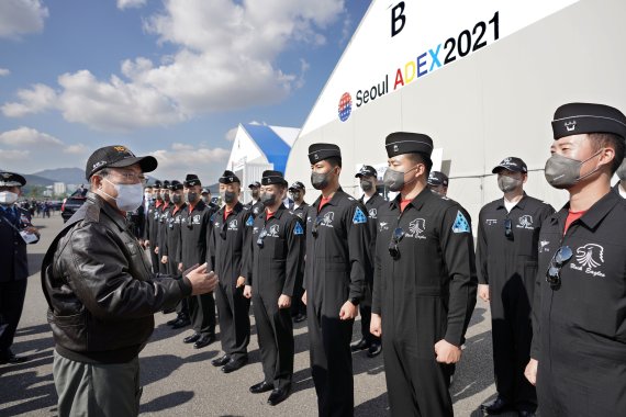 문재인 대통령이 20일 경기도 성남시 서울공항에서 열린 2021 서울 국제 항공우주 및 방위산업 전시회(ADEX) 개막 기념행사에 참석해 시범비행을 마친 공군 특수비행팀 블랙이글스 대원들을 격려하고 있다. 2021.10.20/뉴스1 © News1 이광호 기자
