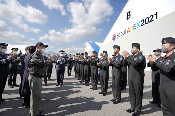 문재인 대통령이 20일 경기도 성남시 서울공항에서 열린 2021 서울 국제 항공우주 및 방위산업 전시회(ADEX) 개막 기념행사에 참석해 시범비행을 마친 공군 특수비행팀 블랙이글스 대원들을 격려하고 있다. 2021.10.20/뉴스1 © News1 이광호 기자